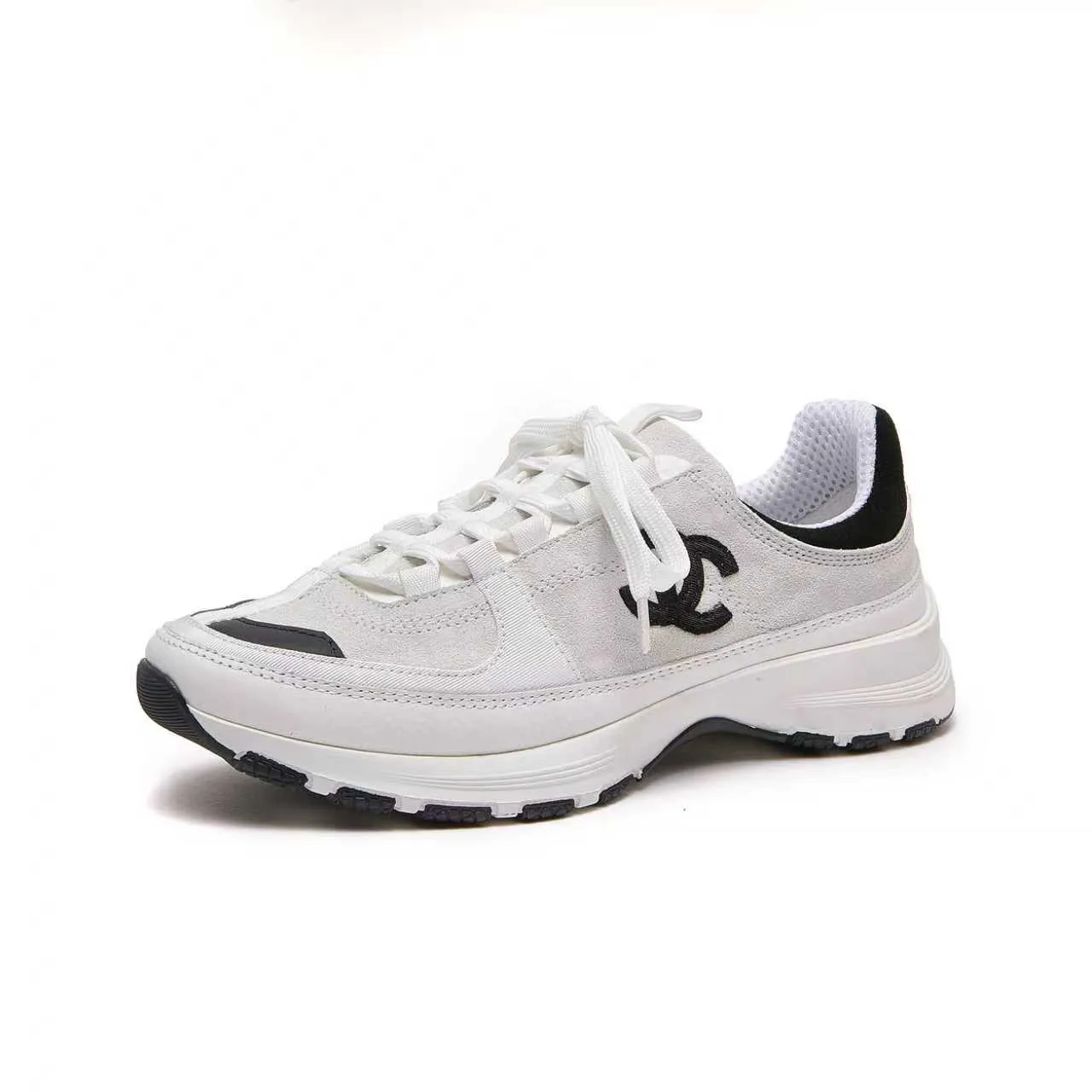 p560 Chanel Chanel - 2025 counter top casual sports shoes This classic design; the upper is embroidered with various techniques; the outsole is fashionable and sporty; the extraordinary inclusion of a variety of color matching elements... The diversified mix and match is very beautiful and versatile, casual, fashionable, sports and outdoor can be taken into account... ꫛꫀꪝ Go➫ Materials: ❶Upper made of: original imported high mercerized cow suede + imported mixed sheepskin ❷The inner lining is made of: original imported breathable mesh ❸Outsole is based on: original TPU combination outsole. Full set of boutique packaging for women 35-41 and men 38-46